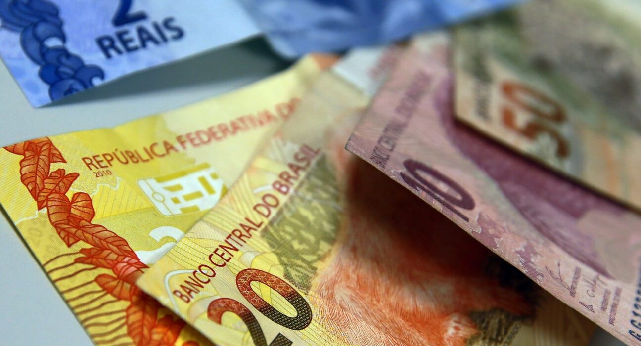 Juros para famílias sobem em agosto e inadimplência chega a 6%