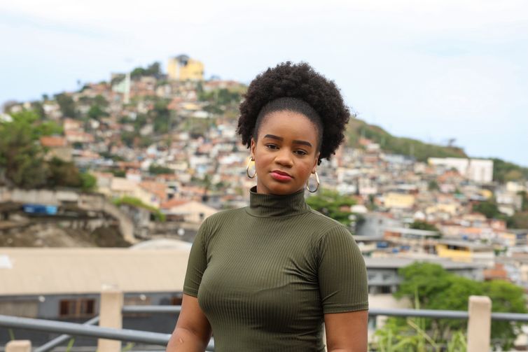 Rio de Janeiro (RJ), 31/08/2026 – A ativista e pesquisadora Letícia Vitória Silva Guimarães posa para fotografia no Complexo do Alemão, na zona norte do Rio de Janeiro. Foto: Tomaz Silva/Agência Brasil