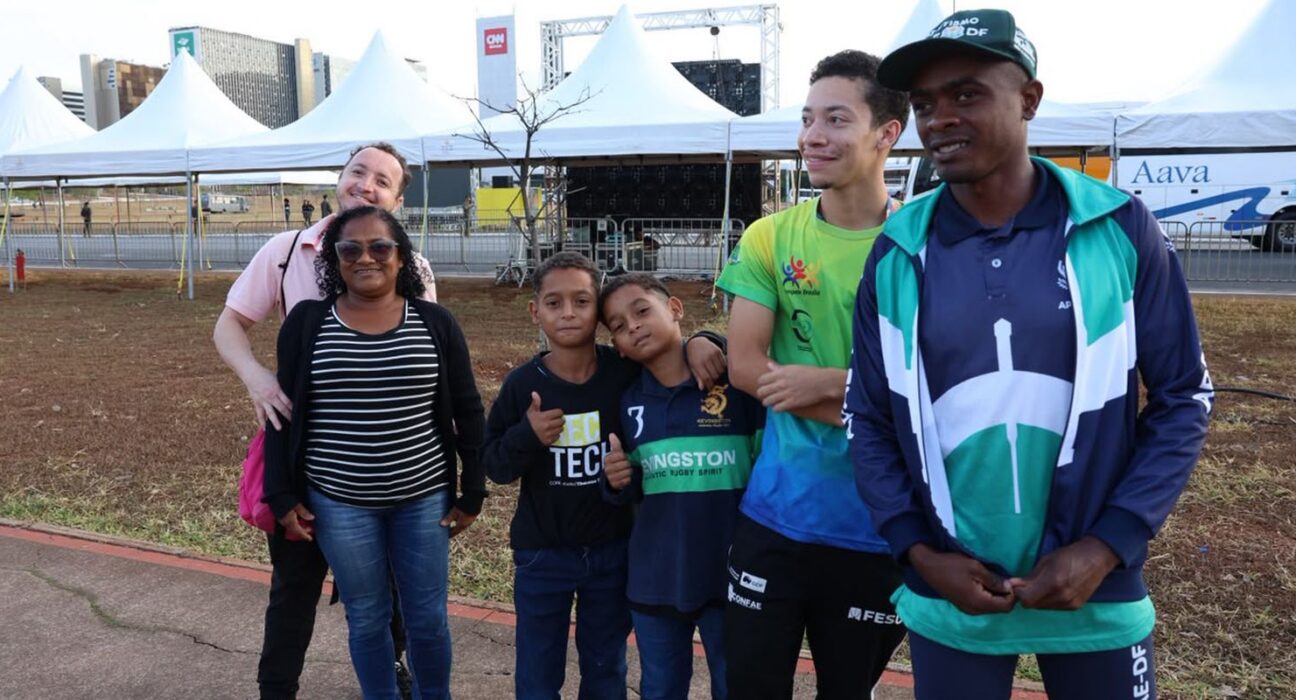 Público madruga para assistir ao desfile na Esplanada dos Ministérios