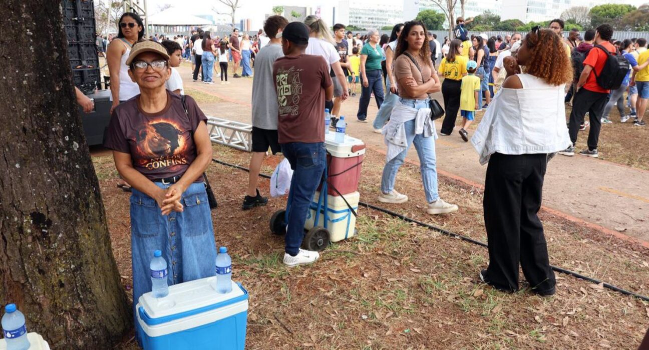 Ambulantes "desfilam" no 7 de Setembro em busca de sustento