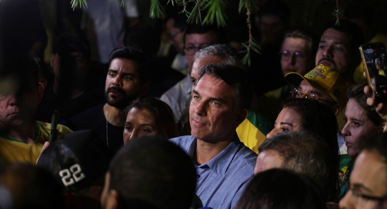 Flávio Bolsonaro impõe condições para liberar sigilos