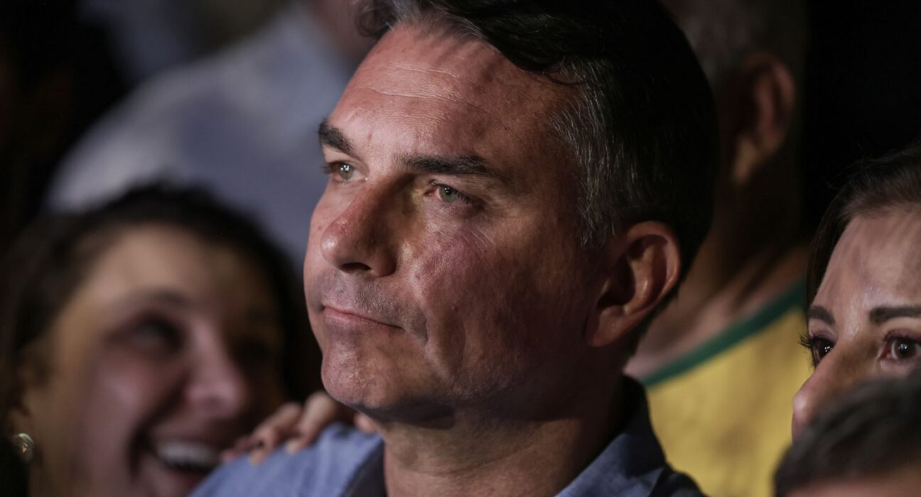 Mendonça multa Flávio por impulsionar post negativo contra Lula