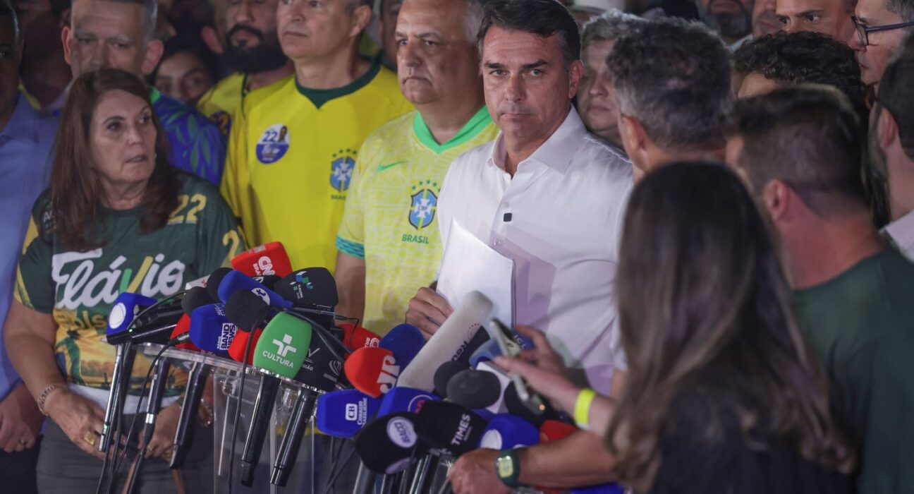 Moraes manda Flávio entregar passaporte e o proíbe de deixar o país