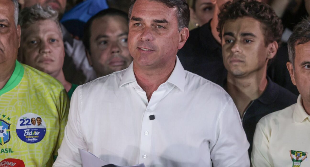 Em carta golpista, Flávio agradece Milei e Trump por apoio para fuga