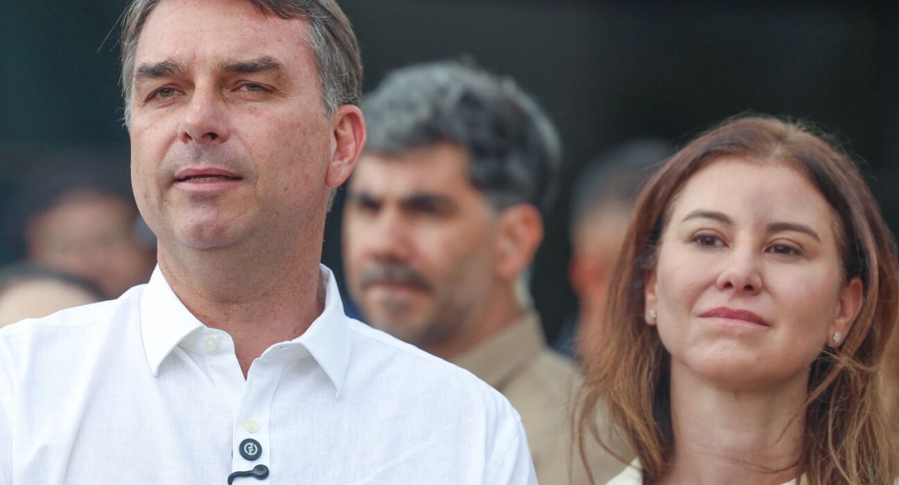 Flávio Bolsonaro participa de missa na Catedral de Brasília