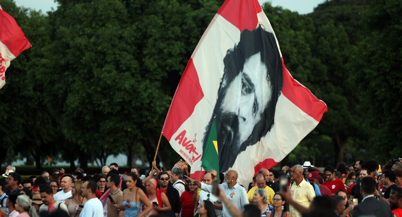 Lula e eleitores idosos se emocionam em “festa de aniversário”