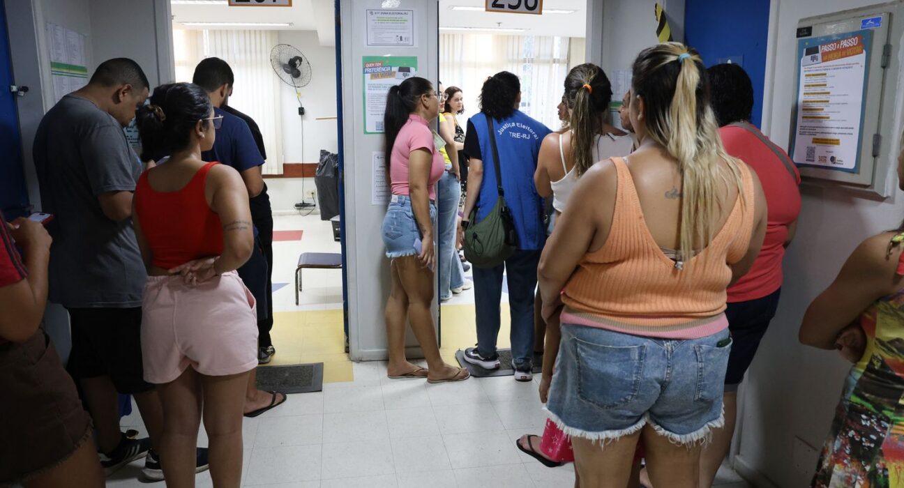 Moradores da Maré se mobilizam para divulgar locais de votação