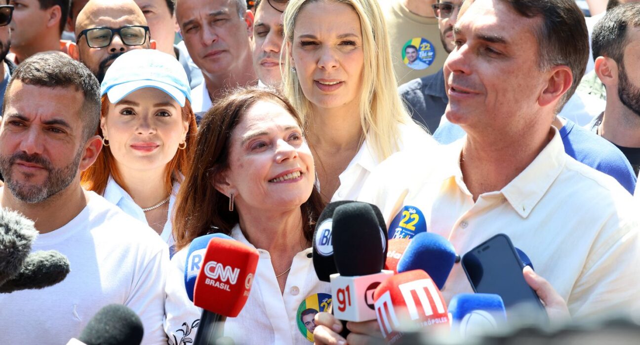 Flávio Bolsonaro faz ato no Rio ao lado de Douglas Ruas