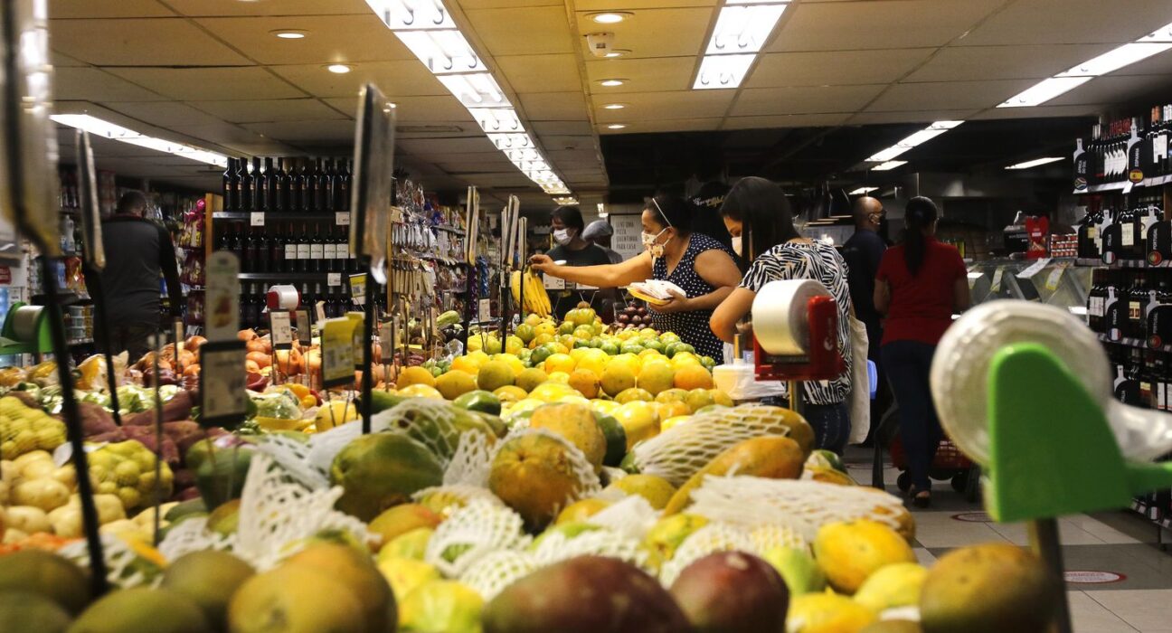 INPC, inflação que corrige salários, acumula 4,29% em 12 meses