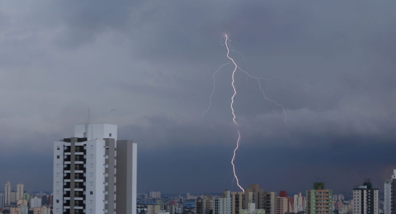 São Paulo terá mais chuvas fortes no fim da tarde desta quinta (15)