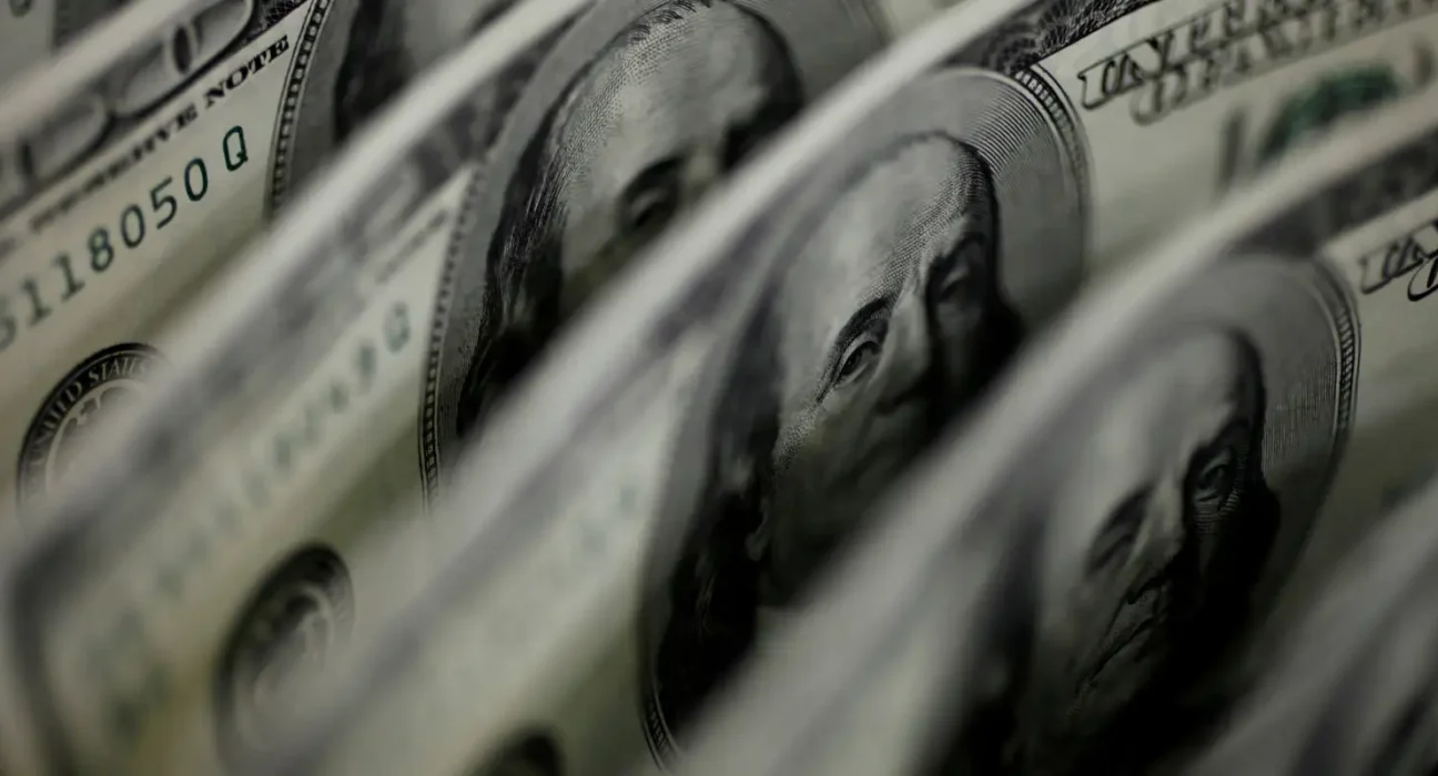 Ibovespa cai 2,68%, e dólar fecha em leve baixa a R$ 5,34