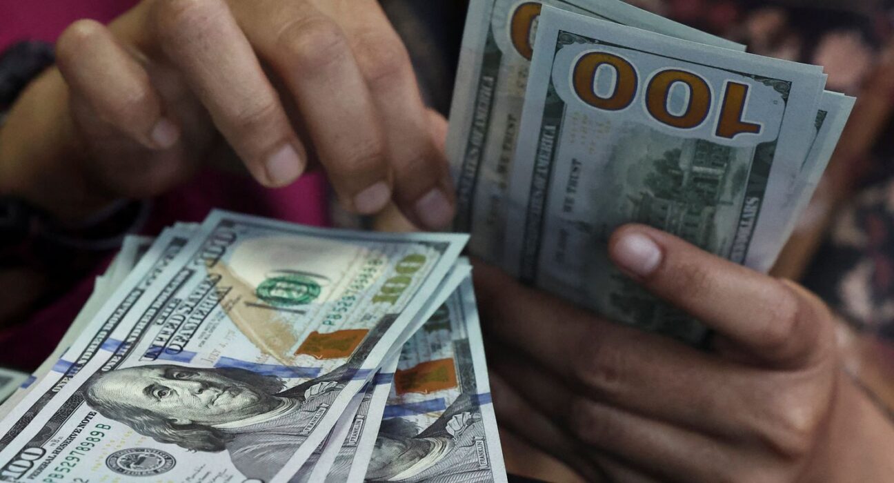 Dólar fecha abaixo de R$ 5 pela primeira vez desde maio