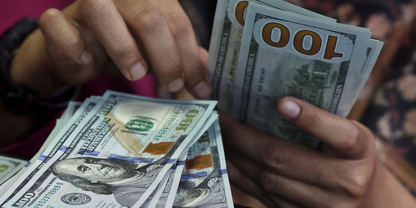 Dólar fecha abaixo de R$ 5 pela primeira vez desde maio