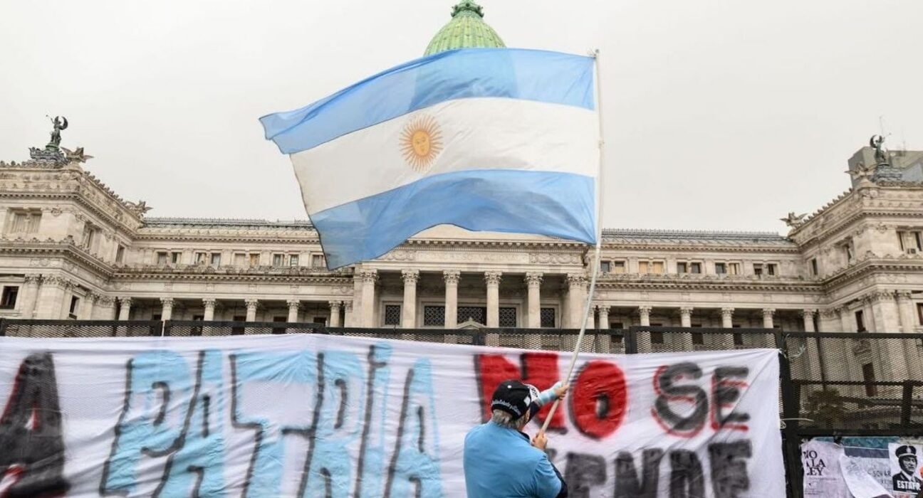 Milei lança plano para demitir 21 mil servidores na Argentina