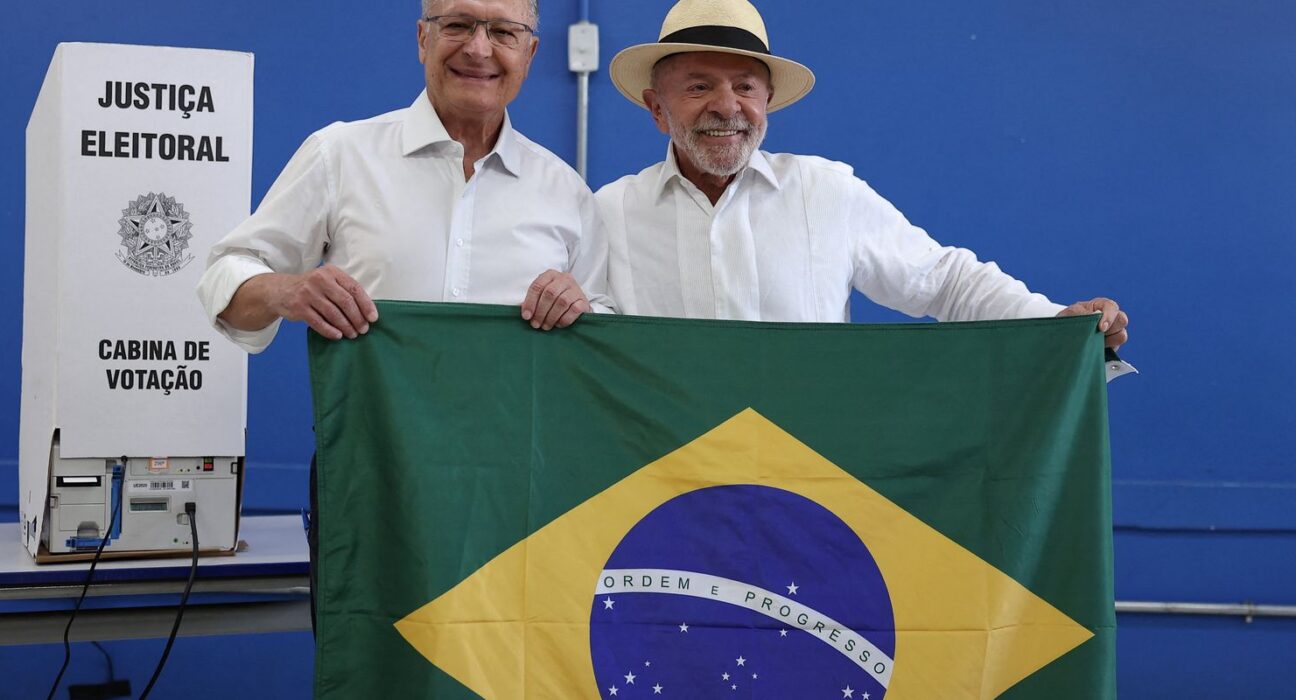 Mendonça dá 24h para remoção de posts sobre Lula e bandeira do Brasil 