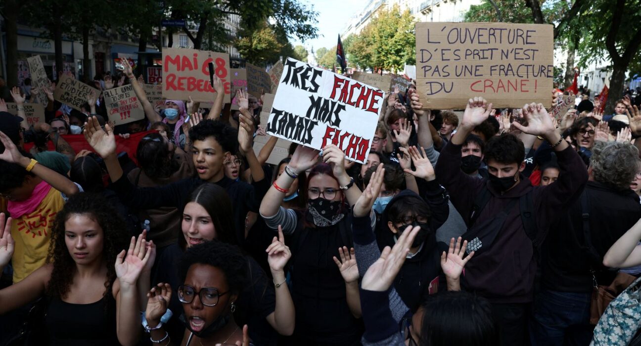 Alunos e professores protestam na França no maior dia de mobilização