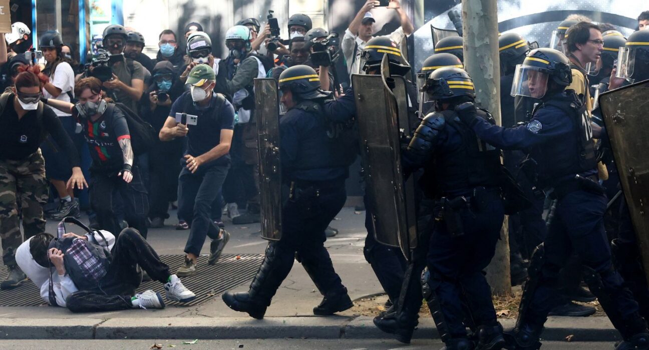 Adolescentes franceses fazem mais um dia de protestos sobre escolas
