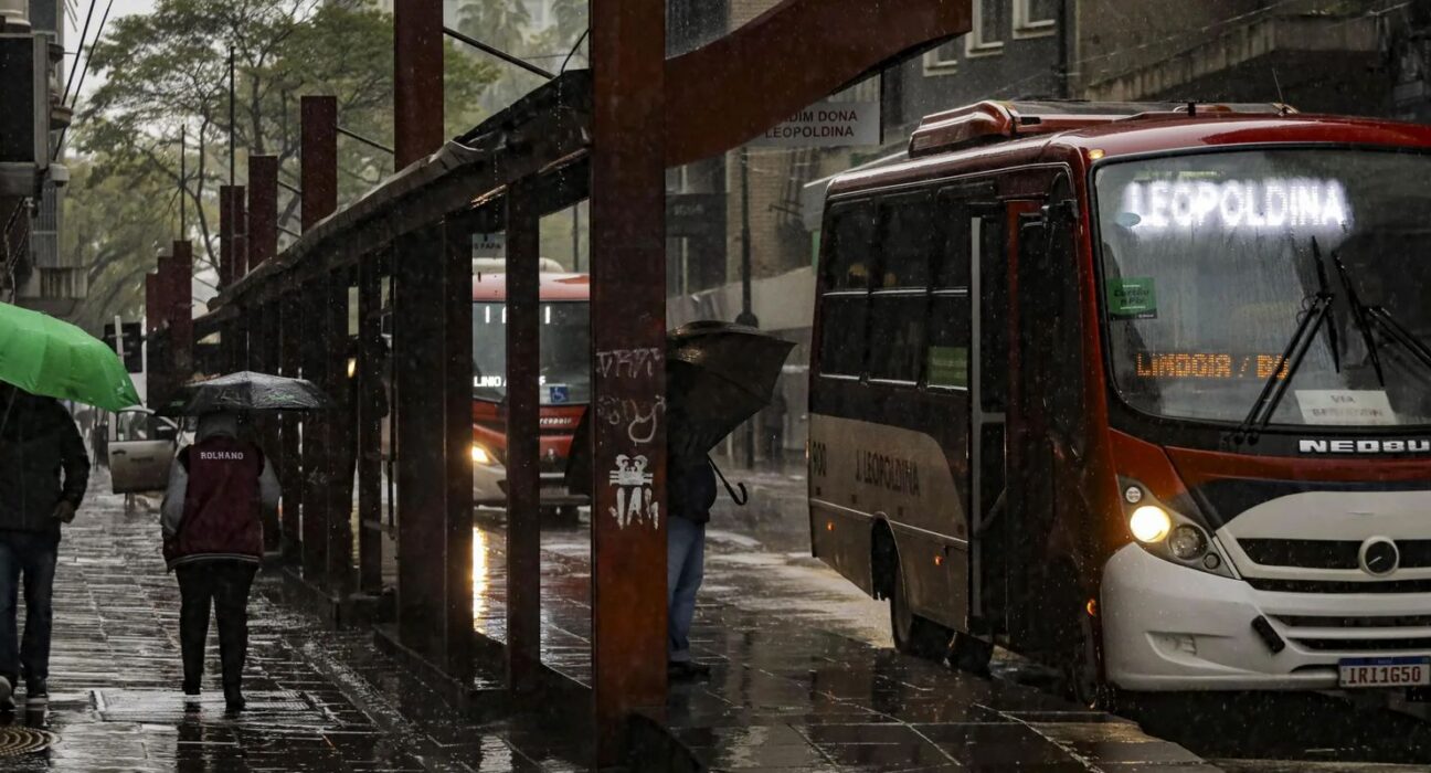 Chuva predomina neste domingo de eleição; Paraná tem alerta vermelho