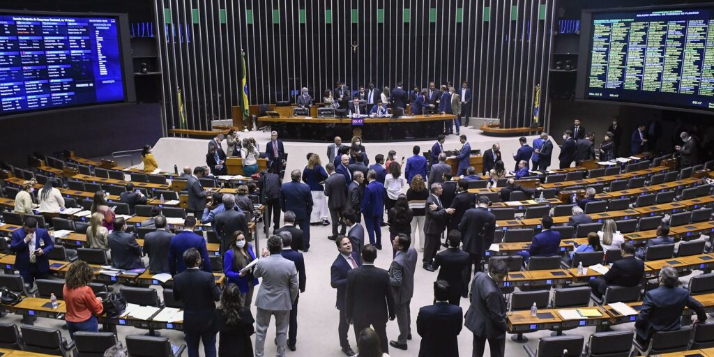 Representação de parlamentares negros segue baixa, diz pesquisadora