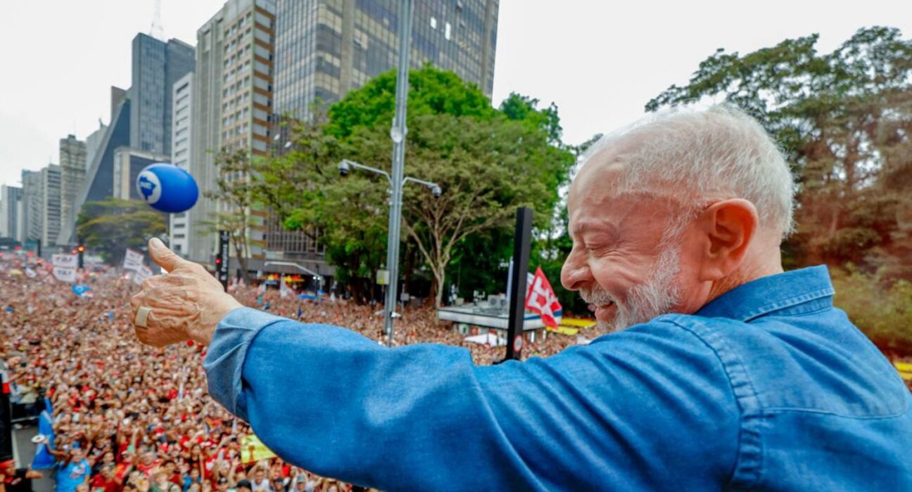 Ato pela reeleição de Lula leva milhares à Avenida Paulista