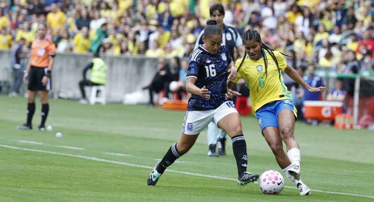 Após cortes, seleção feminina chega a Recife para encarar Argentina
