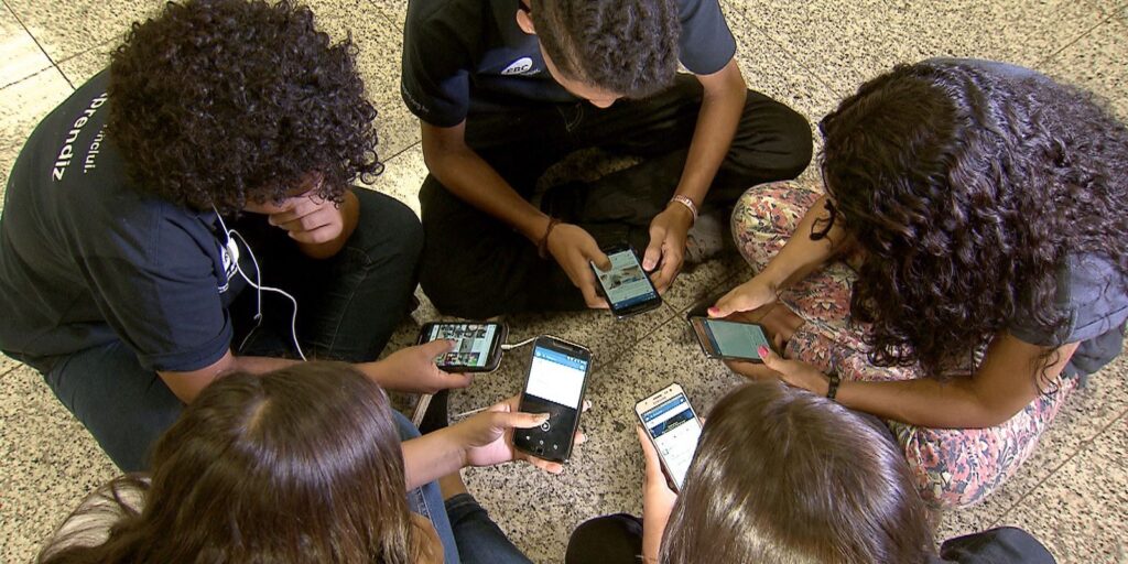 Pesquisa mostra que 82% são contra crianças de até 3 anos com celular