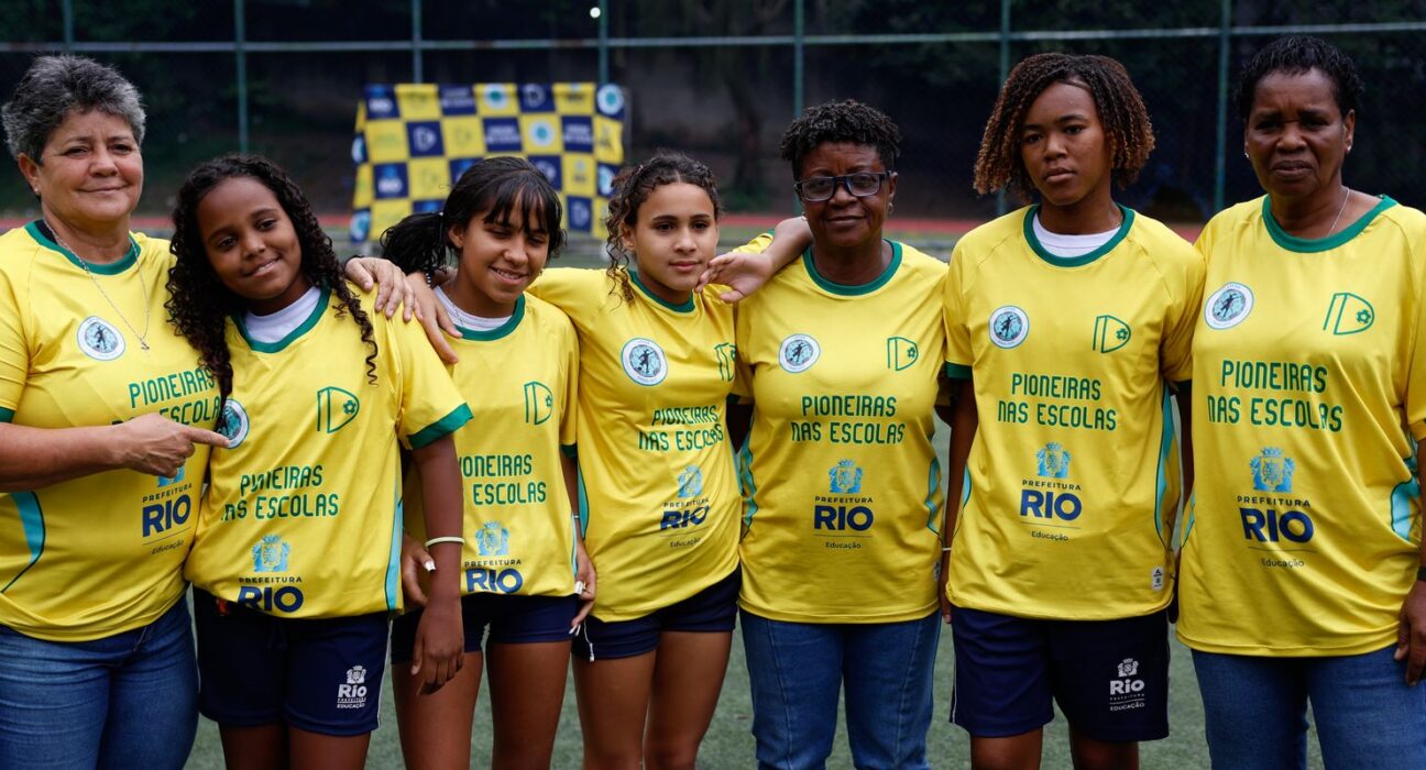 Ex-jogadoras da seleção de futebol incentivam alunas em escolas do Rio