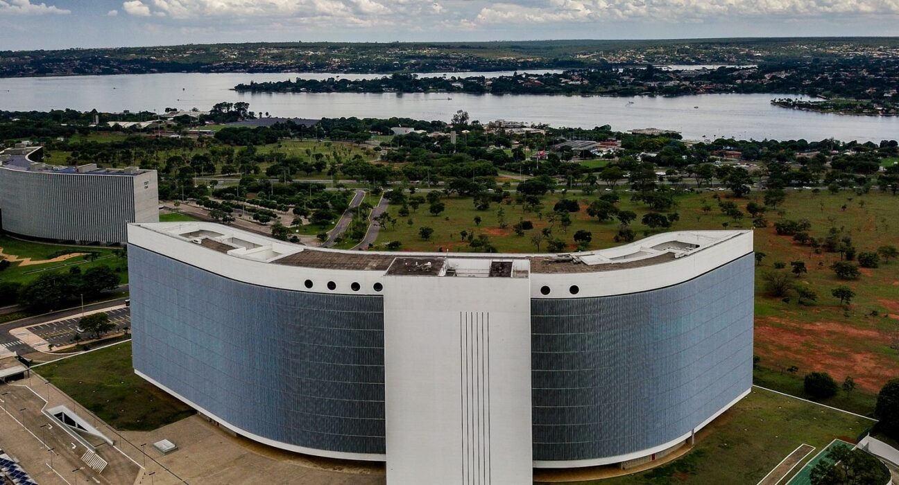 TSE determina isonomia após IA da Meta barrar imagens de Lula