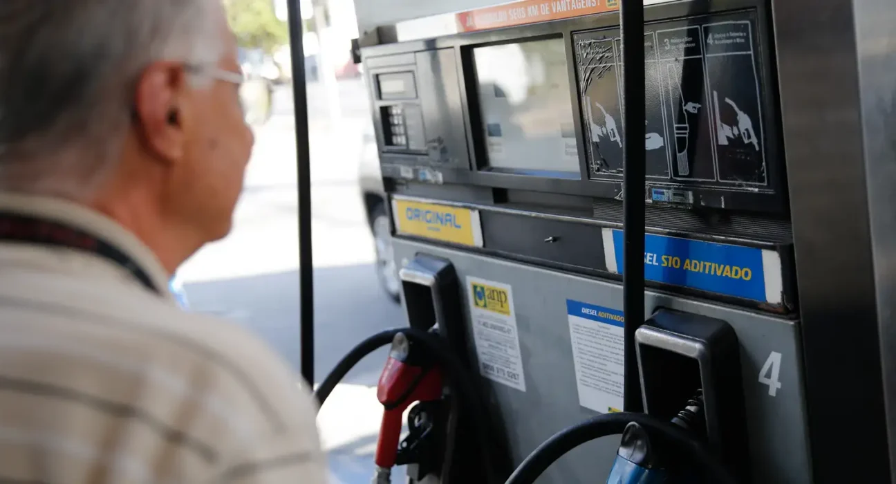 Governo prorroga por um mês subvenção de R$ 2,12 ao diesel
