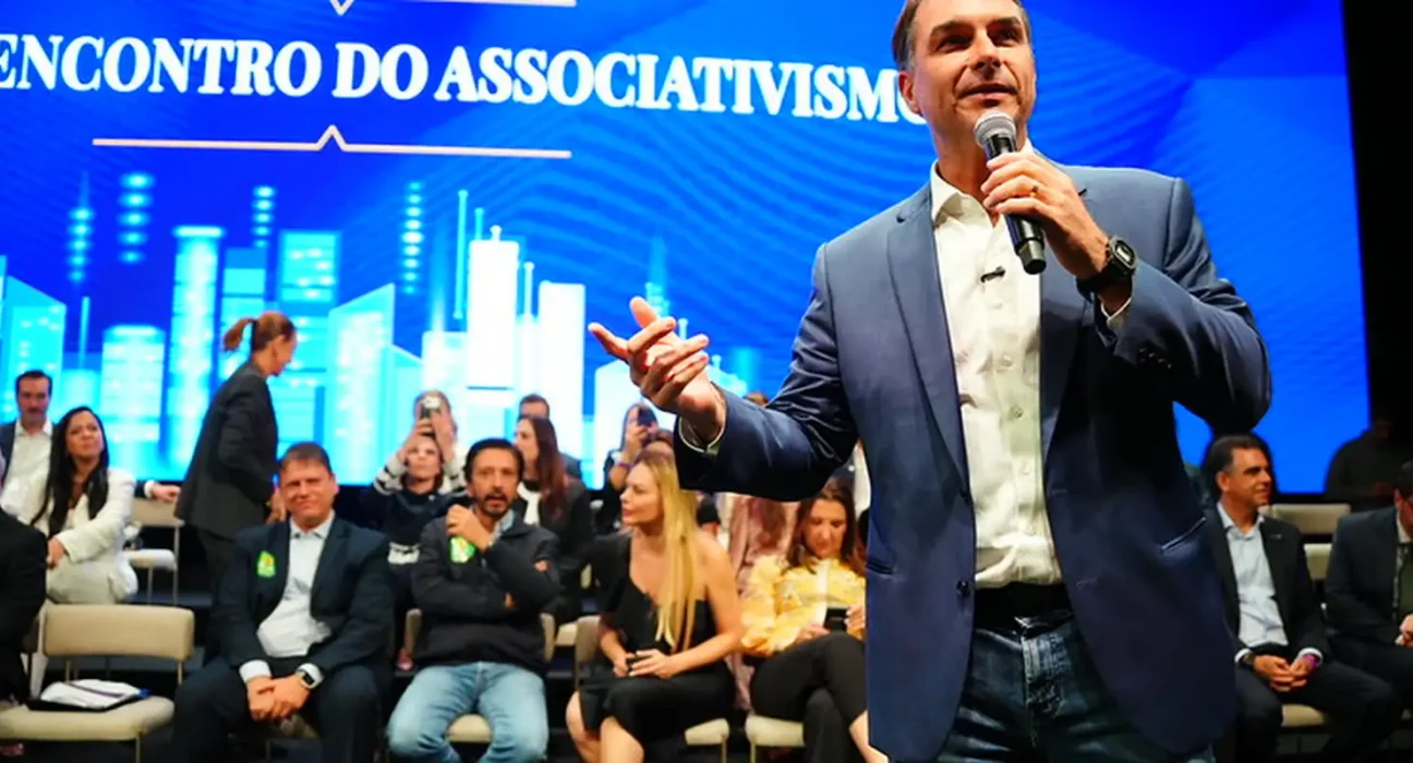 Flávio faz visita ao pai em prisão domiciliar e recebe apoios em SP