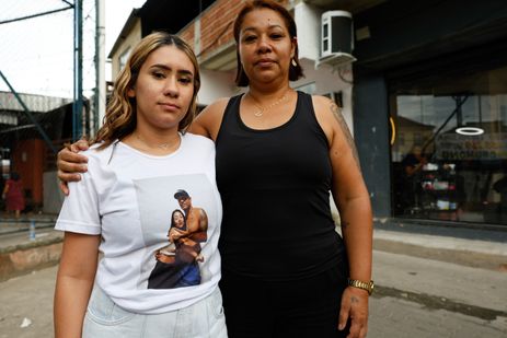Rio de Janeiro (RJ), 28/10/2026 – Ana Paula Muniz e Maryelen Muniz, mãe e irmã de Diego Muniz, no ato no Complexo da Penha em memória de um ano da Operação Contenção, que deixou 122 mortos após ação policial, para discutir segurança pública nas favelas. Foto: Fernando Frazão/Agência Brasil