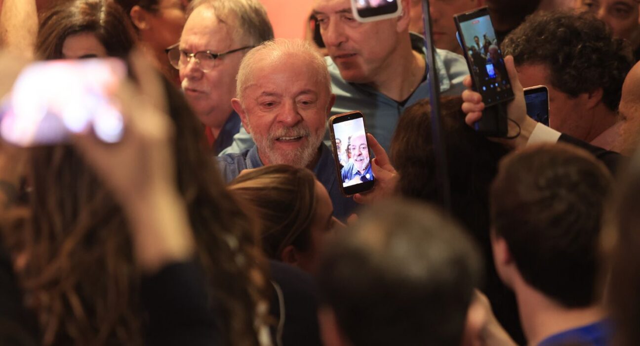 Lula agradece votos e diz que teve de vencer intromissão vinda de fora