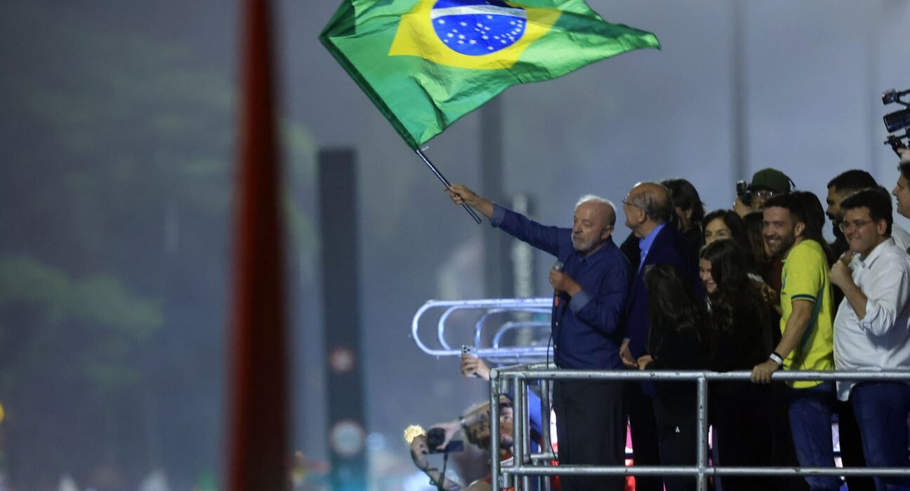 Em festa da vitória, Lula pede que público cante Hino da Independência