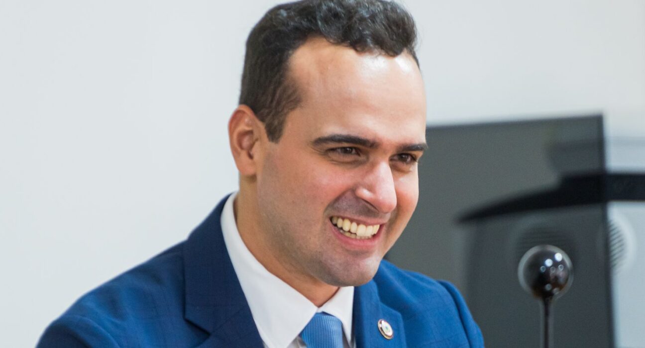 Lucas Ribeiro é reeleito governador da Paraíba no primeiro turno