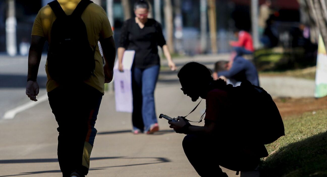 Percentual de jovens nem-nem no Brasil cai para 22,4%, mostra estudo