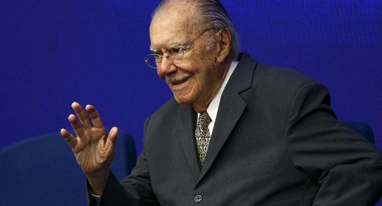 José Sarney recebe alta hospitalar após nove dias de internação