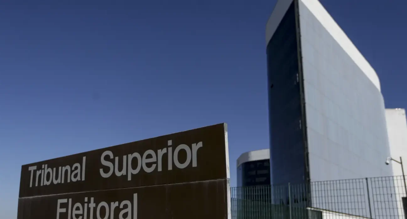 TSE retoma contagem de votos em todo o país