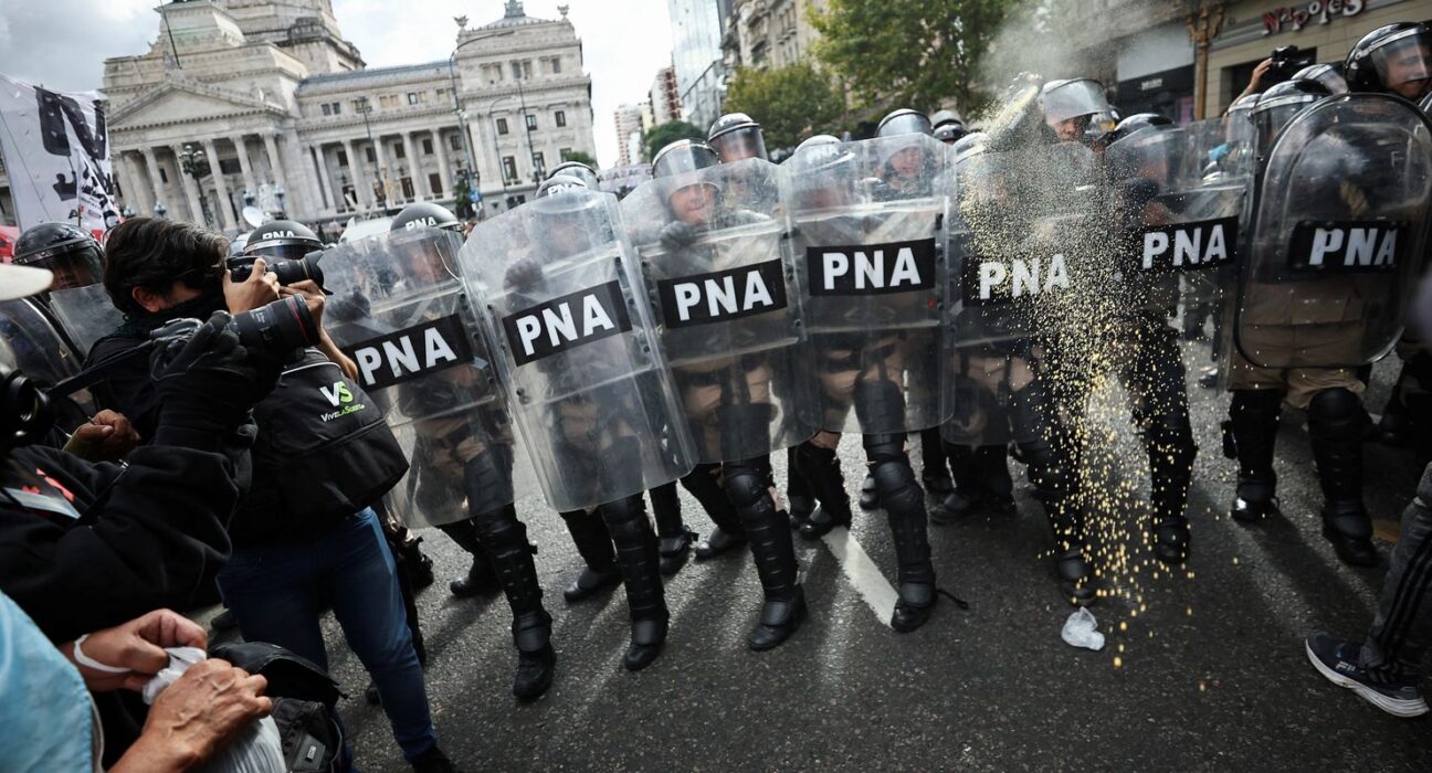 Ajuste de Milei reduz número de novos aposentados em 53% na Argentina