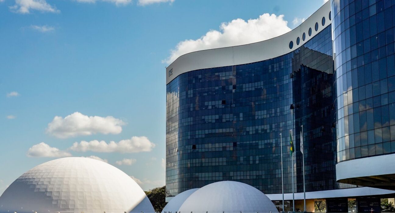 TSE nega pedido da campanha de Flávio para barrar posts de sindicatos