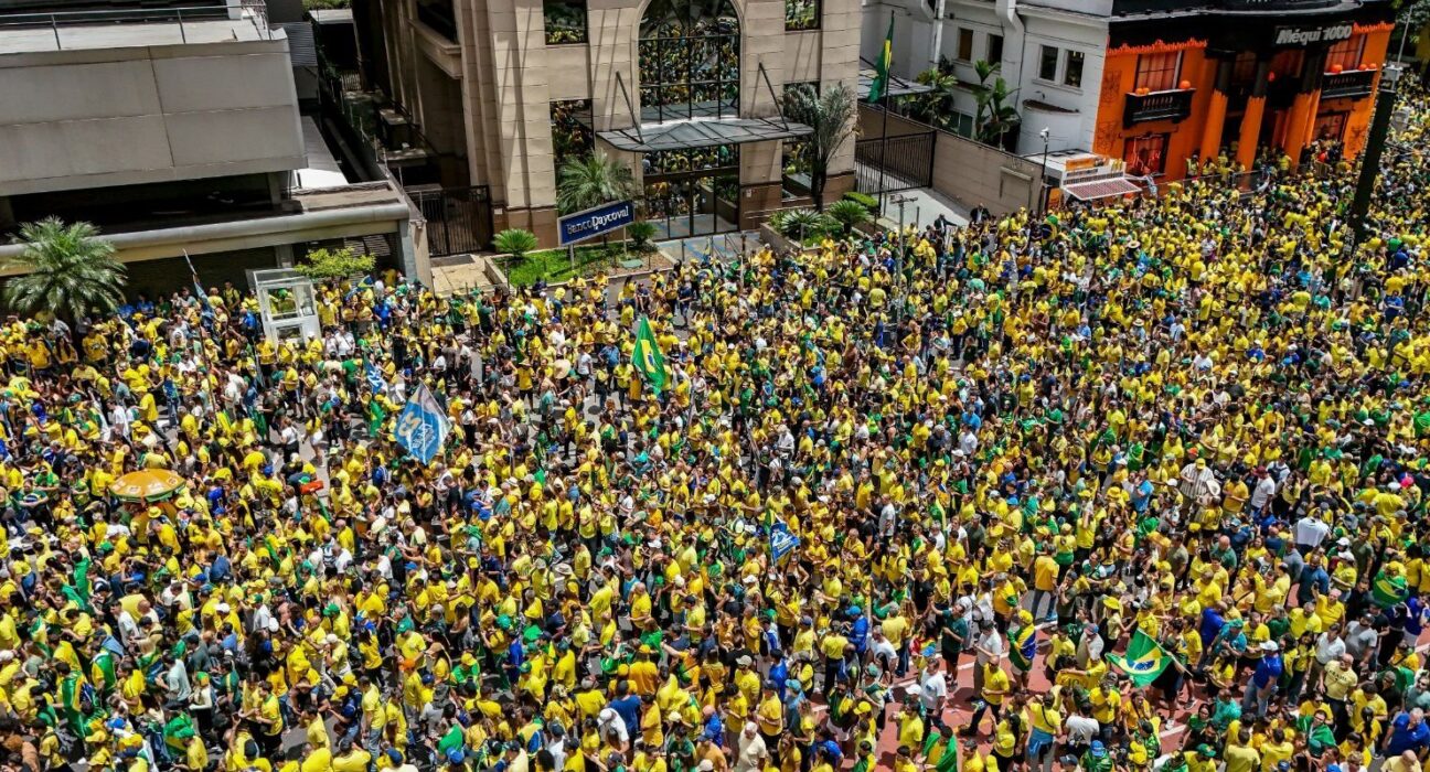 Campanha de Flávio Bolsonaro realiza manifestação na Paulista