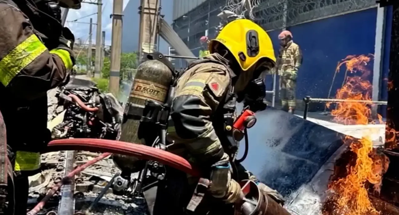 Piloto morre após queda de avião em pátio de manutenção do metrô de BH