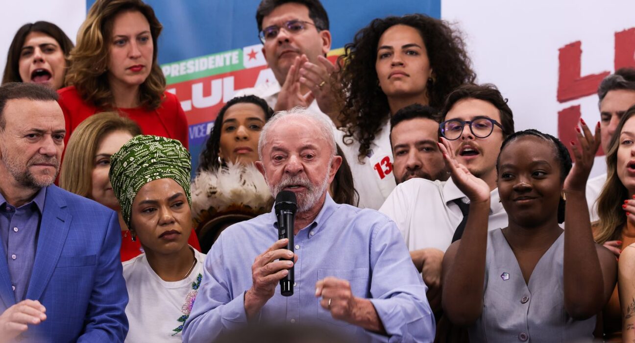 Lula cobra Flávio Bolsonaro sobre apoio ao fim da escala 6x1