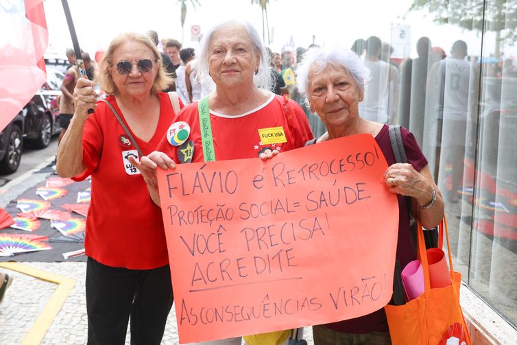 Rio de Janeiro (RJ), 12/10/2026 – As apoiadoras do Lula, Maria da Conceição Ricardo, Clara Davidorch e Júlia Brant durante ato em apoio ao presidente, que é candidato à reeleição, na praia de Copacabana, na zona sul do Rio de Janeiro. Foto: Tomaz Silva/Agência Brasil