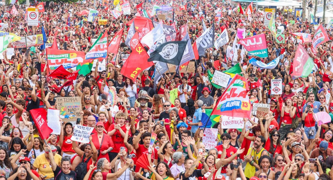 Milhares ocupam Copacabana em ato pela democracia e em apoio a Lula