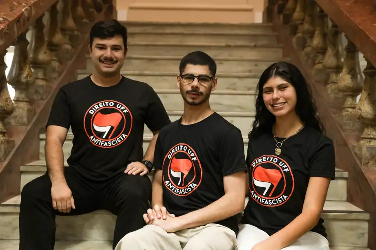 Rio de Janeiro (RJ), 29/10/2026 – Os estudantes de direito da Universidade Federal Fluminense (UFF), Simão Gabriel, João Paulo Pimenta e Valentina Cruz posam para fotografia na faculdade, no bairro do Ingá, em Niterói (RJ). Foto: Tomaz Silva/Agência Brasil
