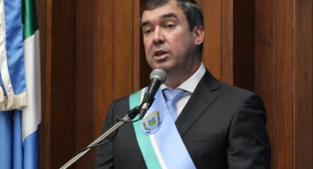 Eduardo Riedel é reeleito governador de MS no primeiro turno